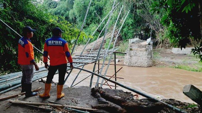 JEMBATAN DARURAT: Proses pembuatan jembatan darurat dengan bambu dikebut oleh BPBD Kabupaten Probolinggo. Hal ini bertujuan untuk membuka ratusan warga Dusun Gilih, Desa Seboro, Kecamatan Krejengan, Kabupaten Probolinggo yang terisolir.