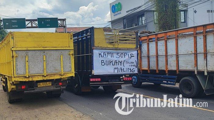 DEMO SOPIR TRUK - Ratusan sopir truk unjuk rasa menolak revisi UU ODOL (Over Dimension Over Loading) tahun 2025 di Ruas Jalan Nasional Tulungagung-Trenggalek, di simpang tiga Jarakan, Desa Karangsoko, Kecamatan Trenggalek/Kabupaten Trenggalek, Jawa Timur, Kamis (19/6/2025). Mereka berkumpul di lokasi uji KIR Desa Karangsoko menuju Gedung DPRD Trenggalek, Jalan Ahmad Yani, Kelurahan Surodakan, Kecamatan Trenggalek.
