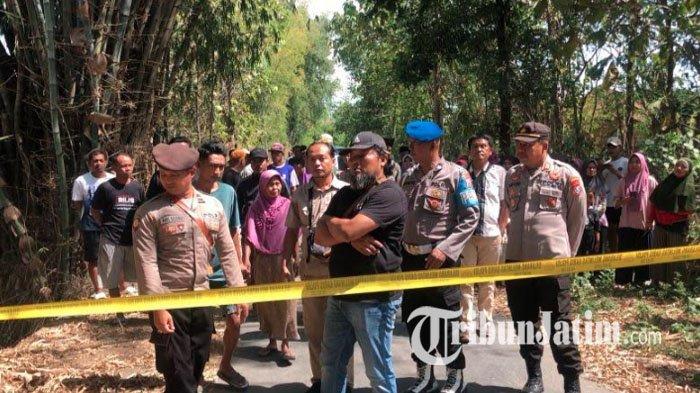Rekonstruksi adik bunuh kakak di Desa Karangjoho, Kecamatan Badegan, Kabupaten Ponorogo, Jawa Timur (Jatim), digelar pada Rabu (10/7/2024) siang. Reka adegan tersangka Ismono (70) membunuh Ismu (73) menjadi perhatian warga.