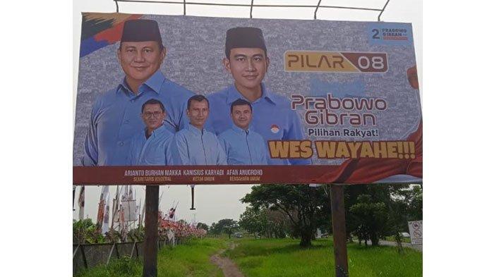 Relawan Prabowo-Gibran terus bergerak mensosialisasikan dukungan. Bukan hanya bertemu langsung dengan masyarakat, mereka juga gencarkan pemasangan gambar paslon 2 di sejumlah titik.