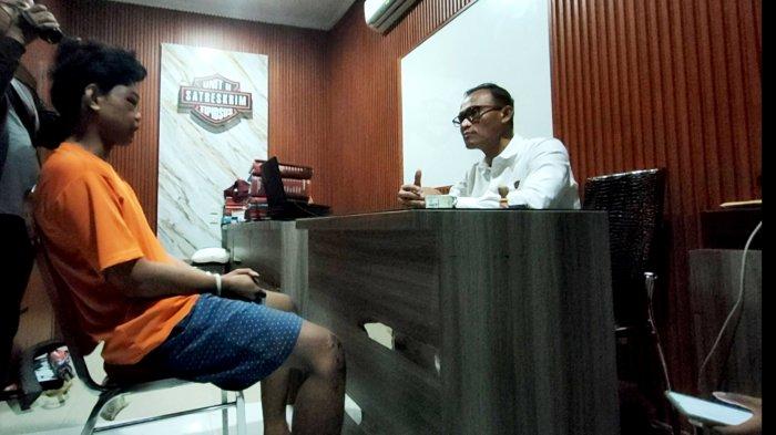 PERNIKAHAN DI UJUNG TANDUK : Maling motor berinisial ISM (21), warga Desa Mangga’an, Kecamatan Modung menjawab segudang pertanyaan Kasat Reskrim Polres Bangkalan, AKP Hafid Dian Maulid, Kamis (3/7/2025). Terungkap bahwa, ISM dalam waktu dekat akan mempersunting gadis pujaannya ke jenjang pernikahan