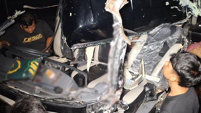 Kondisi Elf nopol AD 7150 GD, yang ditumpangi 18 orang rombongan SPK Tegalyoso Klaten, ringsek setelah menabrak bodi belakang Truk Tronton nopol B 9184 JEH, di Jalan Tol KM 551, masuk Desa Sambirejo, Kecamatan Mantingan, Kabupaten Ngawi,Sabtu dini hari (23/11/2024).