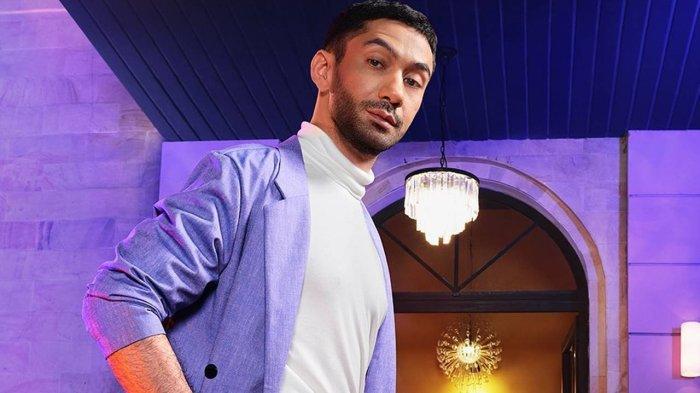 Reza Rahadian menceritakan momen pertama dan terakhir ia terlibat pertengkaran fisik dengan seseorang. Dikenal kalem, Reza ternyata pernah adu jotos hanya karena uang.
