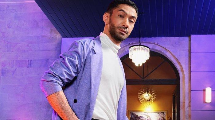 Reza Rahadian mengklarifikasi tuduhan miring yang menyerang padanya terkait politik. Gara-gara tuduhan ini, Reza disebut memiliki kesamaan dengan komika Kiky Saputri lantaran bernasib sama.
