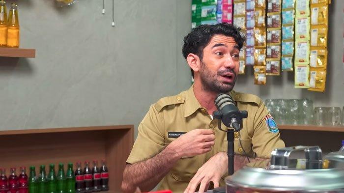 Reza Rahadian saat menceritakan masa lalunya yang pernah dibully semasa Sekolah Dasar