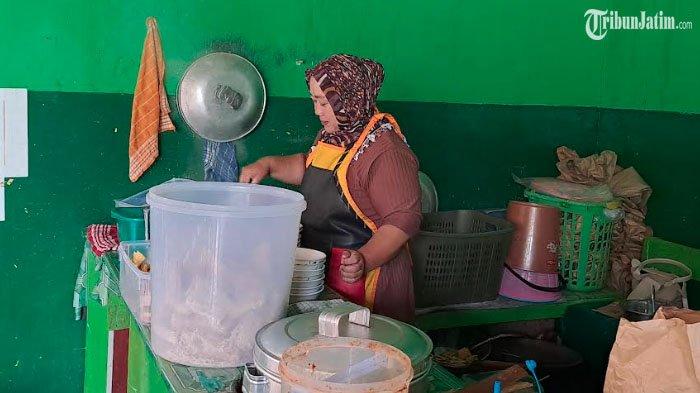 Ria, pedagang bakso di kantin SMP N 2 Kepanjen mengaku penjualan menurun dampak program Makan Bergizi Gratis, Selasa, (7/1/2024).