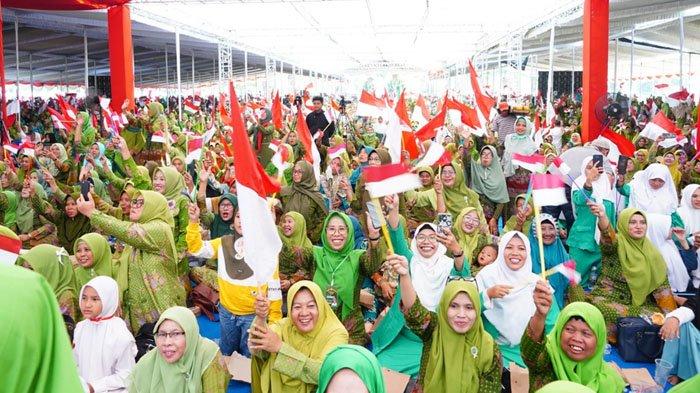 Ribuan Muslimat Nahdlatul Ulama (NU) se-Kabupaten Madiun berkumpul di Alun-alun Caruban, dalam rangka pengajian akbar peringatan Tahun Baru Islam 1445 H sekaligus Hari Jadi Kabupaten Madiun ke-455, Sabtu (5/8/2023).