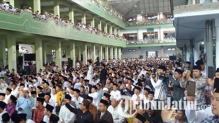 Ribuan santri dan wali santri menghadiri pembukaan rangkaian Hari Lahir (Harlah) 100 tahun Ponpes Al Falah Ploso Kabupaten Kediri, Jawa Timur (Jatim), Minggu (19/5/2024).