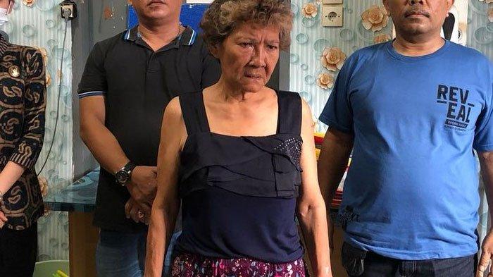 NENEK TERSANGKA KORUPSI - Sosok Risma Siahaan (64), tersangka korupsi Rp21,91 miliar aset kepemilikan PT KAI. Tim Tindak Pidana Khusus Kejari Medan menyerahkan Risma ke Rutan Perempuan Kelas II A Medan pada Kamis (17/4/2025).
