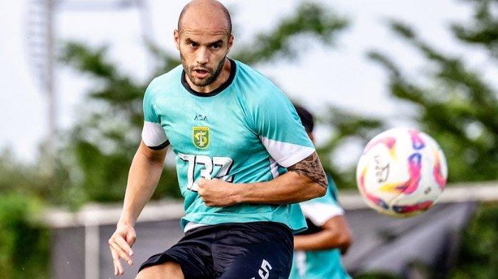 LATIHAN - Risto Mitrevski, pemain asing baru Persebaya Surabaya saat mengikuti latihan tim di Lapangan ABC Kompleks Stadion Gelora Bung Tomo (GBT) Surabaya, 2025. Risto ungkap alasan menerima pinangan Persebaya Surabaya untuk musim 2025/2026.