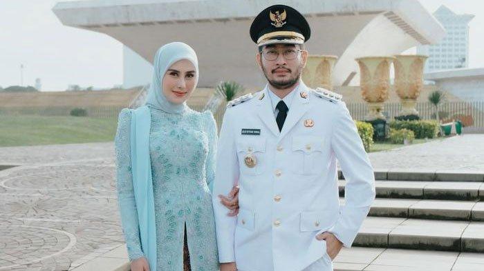 PELANTIKAN KEPALA DAERAH - Musisi Ritchie Ismail bersama istrinya, Syahnaz Sadiqa. Ritchie alias Jeje Govinda menjadi salah satu artis yang dilantik sebagai Bupati Kabupaten Bandung Barat, Kamis (20/2/2025).