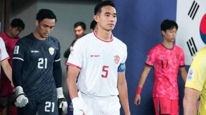 DICORET - Kapten Timnas U23 Indonesia Rizky Ridho berjalan memasuki stadion dalam pertandingan Piala Asia U23 2024. Nama Rizky Ridho tak masuk dalam daftar skuad Timnas Indonesia vs Jepang di laga terakhir Putaran Ketiga Kualifikasi Piala Dunia 2026.