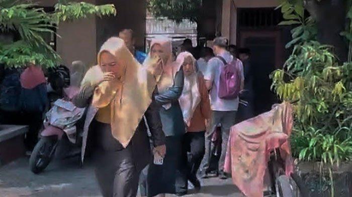 SIDAK - Rombongan DPRD Bojonegoro mual-mual saat sidak ke PT Sata Tec Indonesia perusahaan pengolahan tembakau di Desa Sukowati Kecamatan Kapas, Bojonegoro, Jawa Timur, pada senin (2/6/2025).