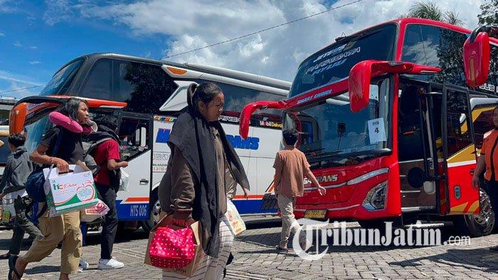 Rombongan pelajar SMK TI Bali Global Badung Bali saat memindahkan barang-barangnya dari bus lama ke armada bus baru. Rencananya, mereka akan dipulangkan pada Kamis (9/1/2025), setelah salah satu bus rombongan mereka mengalami kecelakaan di Kota Batu.