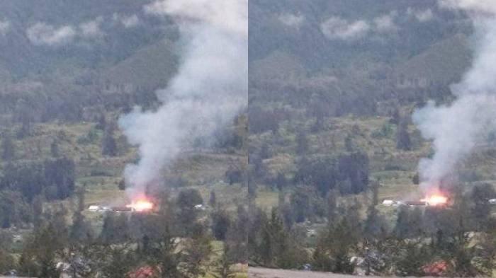 PEMBAKARAN RUMAH BUPATI - Kelompok Tentara Pembebasan Nasional Papua Barat (TPNPB) mengklaim telah membakar dua unit rumah milik Bupati Puncak, Elvis Tabuni, serta Kantor Distrik Omukia pada Minggu (06/07/2025). Mereka membakar rumah dan kantor pemerintah itu sebab dijadikan basis militer Indonesia yang beroperasi di sana.
