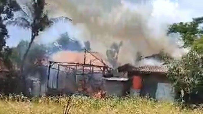 RUMAH KADES TERBAKAR: Kebakaran hebat melanda rumah Kades Ko'olan, Kecamatan Blega, Kabupaten Bangkalan pada Kamis (6/2/2025) sekitar pukul 09.30 WIB. Isi bangunan ludes dilalap api, hanya sisakan pakaian yang melekat di badan