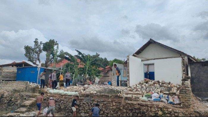 Rumah warga di Kabupaten Sampang, Madura ambruk pasca dilanda angin puting beliung beberapa waktu lalu