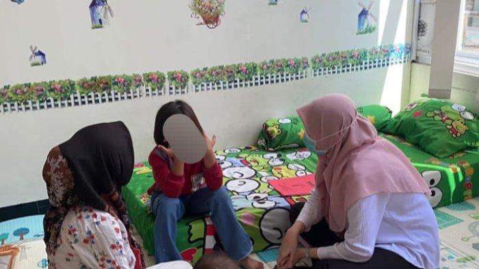 SA (baju merah) mendapat pendampingan dari Dinas KBPPPA Gresik.