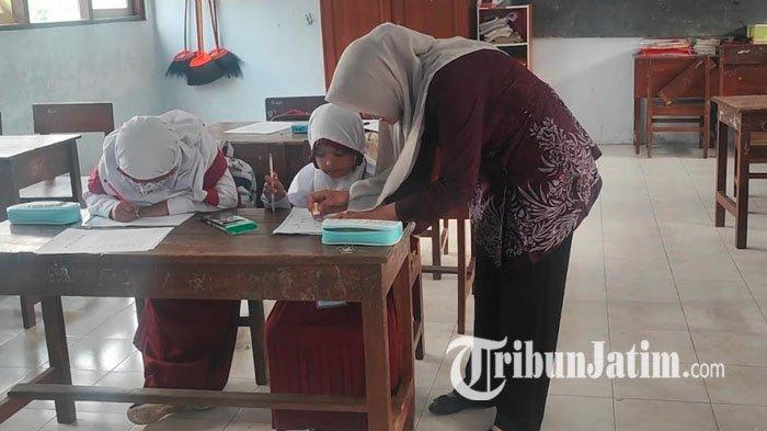 MURID BARU - SDN 1 Gembleb, Kecamatan Pogalan, Kabupaten Trenggalek, Jawa Timur, hanya mendapatkan dua murid baru menyambut Tahun Ajaran Baru 2025/2026, Senin (14/7/2025). Minimnya lulusan Taman Kanak-kanak menjadi salah satu faktor penyebab.