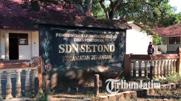 SDN Setono Ponorogo tidak mendapatkan siswa pada PPDB Tahun Ajaran 2024/2025. Otomatis ruang kelas 1 sekolah yang berlokasi di pinggir Jalan Niken Gandini, Kelurahan Setono, Kecamatan Jenangan, Kabupaten Ponorogo, itu kosong melompong, Senin (15/7/2024).