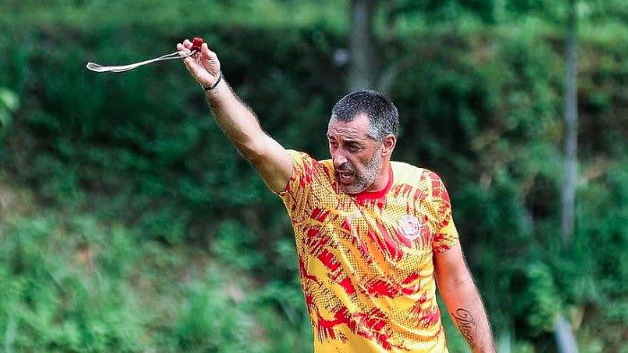 SEMRINGAH - Pelatih Arema FC Ze Gomes saat memimpin latihan tim Arema FC di lapangan Wonoayu Wajak pada pekan lalu. Kini pelatih berkebangsaan Portugal itu sumringah usai mencatatkan tiga pertandingan tanpa kekalahan.