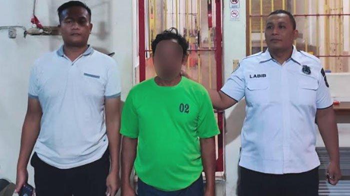 SEP (31) warga Kecamatan Ngoro, Jombang, Jawa Timur, diciduk polisi usai melakukan tindakan asusila pada dua anak tirinya yang masih berusia 15 tahun dan 10 tahun, Kamis (15/8/2024).