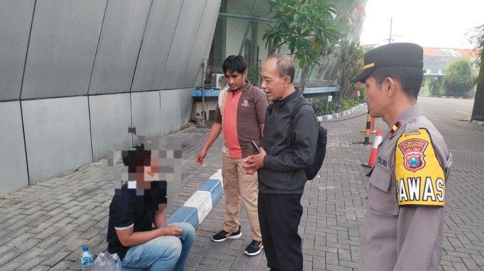 Saat AKP Kusmianto menggali keterangan terhadap MGS yang baru saja melakukan perbuatan nekat dengan duduk di tengah rel KA, kawasan Jalan Frontage A Yani, Wonocolo, Surabaya, atau tepat depan seberang Gedung JX Internasional Expo Surabaya, Sabtu (23/3/2024)