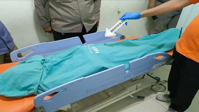 Saat Tim Inafis Polrestabes Surabaya melakukan visum dan serangkaian tahapan olah TKP