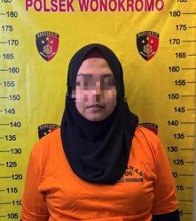 PENANGKAPAN BOS WEDDING ORGANIZER CURANG-Saat 'emak-emak' berinisial CHH (36) bos wedding organizer (WO) asal Driyorejo, Gresik, diinterogasi Anggota Polsek Wonokromo Polrestabes Surabaya, karena diduga menggelapkan uang calon sepasang mempelai yang akan menikah.