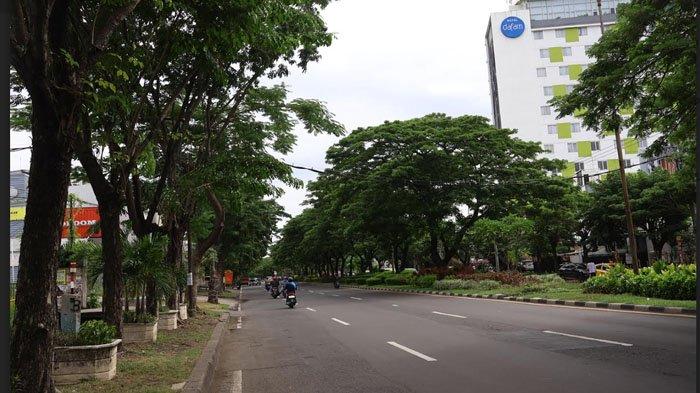 Suasana kawasan jalan di Surabaya. Saat ini, Pemkot Surabaya tengah mengusulkan pembangunan akses jalan baru, Surabaya East Ring Road (SERR) sebagai penghubung Pelabuhan Tanjung Perak di Surabaya dengan Bandara Juanda di Sidoarjo.