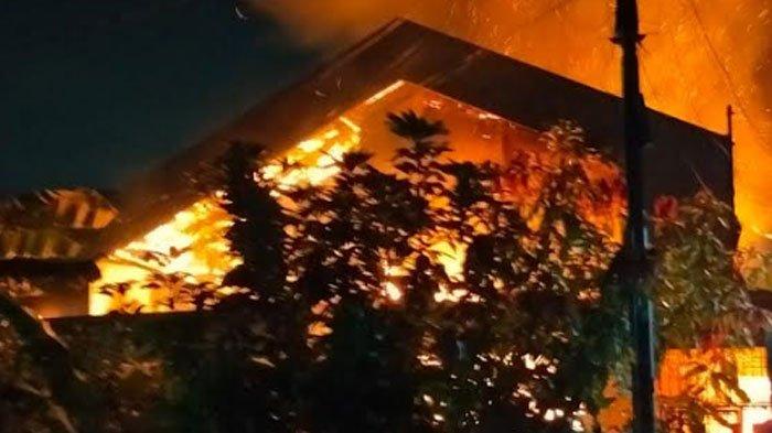 Saat petugas pemadam kebakaran DPKP Surabaya berjibaku memadamkan kebakaran kawasan Jalan Kertajaya Indah Timur IX, Manyar Sabrangan, Mulyorejo, Kota Surabaya, pada Selasa (14/11/2023) dini hari.