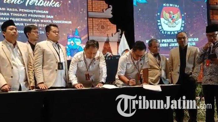 Saksi pasangan Calon Gubernur dan Wakil Gubernur Jawa Timur Risma-Gus Hans, Abdul Aziz (paling kanan) saat menyampaikan sejumlah alasan menolak tanda tangan hasil rekapitulasi suara Pilgub Jatim 2024 di Hotel DoubleTree Surabaya, Senin (9/12/2024) malam.