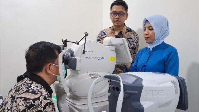 Salah satu warga tengah melakukan konsultasi penglihatan dan jarak pandang, di Klinik Utama Mata RSMS Ngawi, Jalan Jaksa Agung Suprapto, Kecamatan/Kabupaten Ngawi, Sabtu (24/8/2024).