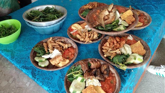 KULINER SAMBEL JOMBANG - Sambel Wader Cak Mail di Desa Pulogedang, Kecamatan Tembelang, Kabupaten Jombang, Jawa Timur saat dikunjungi para pelanggan pada Sabtu (12/4/2025). Menyajikan menu sambelan iwak kali yang menggoyang lidah.