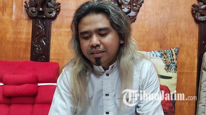 Samsudin atau yang sering disapa Gus Samsudin saat ditemui TribunJatim.com di rumahnya, di Desa Rejowinangun, Kecamatan Kademangan, Kabupaten Blitar, Jawa Timur, Rabu (31/7/2024).