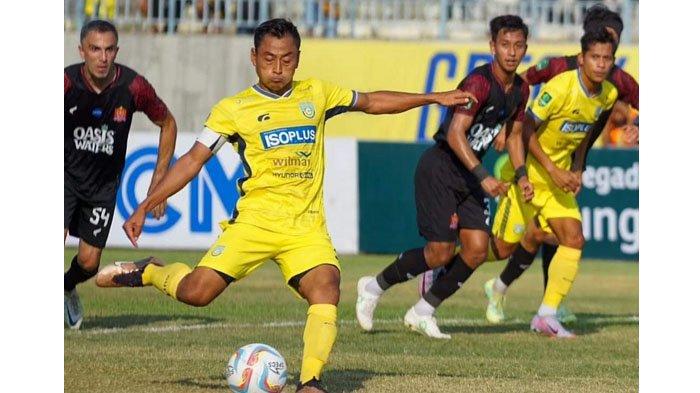 Pemain Gresik United, Samsul Arif Munip, saat mengeksekusi tendangan penalti pada laga Gresik United vs Persijap Jepara di Stadion Gelora Joko Samudro Gresik, Sabtu (14/10/2023).