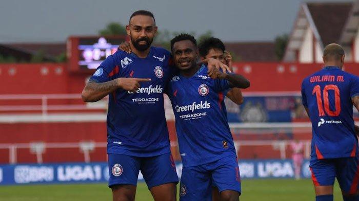 Samuel Balinsa bersama Dalberto saat merayakan selebrasi usai bersumbangsih mencetak gol dalam pertandingan Arema FC Vs Malut United di Stadion Soepriadi Blitar pada Sabtu (19/10/2024).