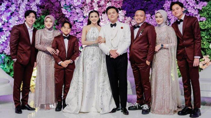 Nama Santyka Fauziah disoroti setelah ikut foto bersama keluarga Sule di pernikahan Rizky Febian dan Mahalini.