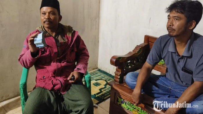 Anggota Satgas AMP Sahabat Cak Sam LIRA (Jaket Merah) menunjukkan uang yang disita dari tangan Salam (Kaos berkerah) yang diduga pelaku serangan fajar alias money politik di Kecamatan Tiris, Probolinggo