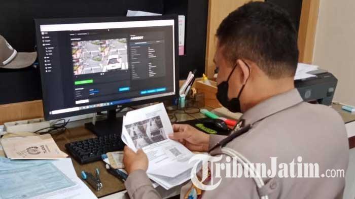 Petugas Satlantas Polres Blitar Kota memverifikasi pelanggaran yang terekam kamera ETLE atau tilang elektronik, Sabtu (4/6/2022).