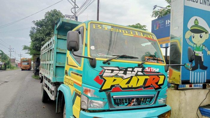Satlantas Polres Lumajang menindak tegas sopir truk oleng alias mengemudikan truk dengan cara berbelok-belok. Terbaru, polisi menindak pengemudi truk bernama Saiful Ulum yang kedapatan mengemudi dengan cara yang berbahaya.
