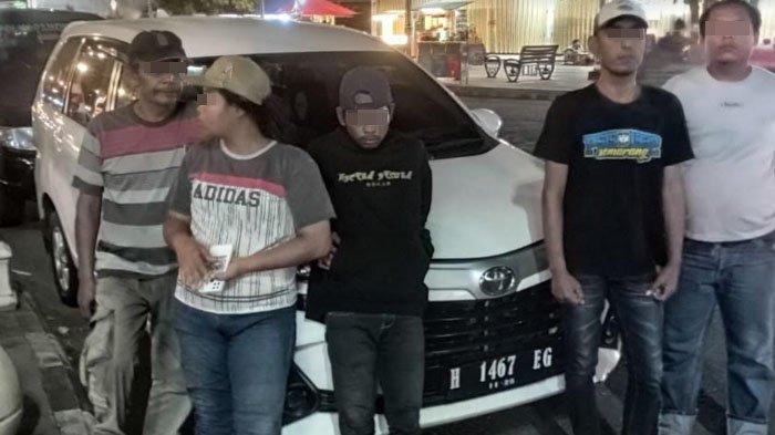 Satpol PP Ponorogo mengamankan pengamen elite asal Semarang, Jawa Tengah (Jateng), Minggu (14/7/2024). Para pengamen yang terdiri dari 5 orang itu datang ke Ponorogo dengan mobil.