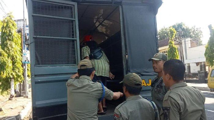 Satpol PP ringkus pengamen dan pengemis di Jalan Raya Jember