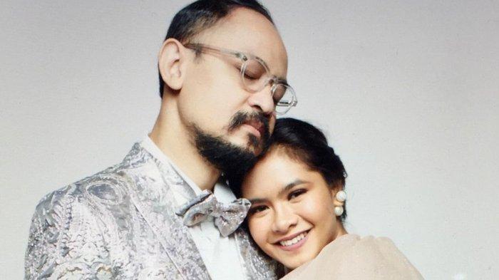 Satrio Dewandoro suami Iis Dahlia dikritik tak etis karena mencium bibir putri sambungnya, Salshadilla Juwita.