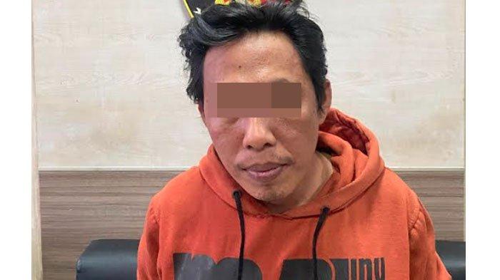 Sauri alias Tain (40) diamankan Satreskrim Polres Gresik usai menganiaya nenek di Desa Sungaiteluk, Pulau Bawean, Gresik, Jawa Timur (Jatim), yang tak lain adalah tetangganya sendiri, Selasa (16/7/2024).