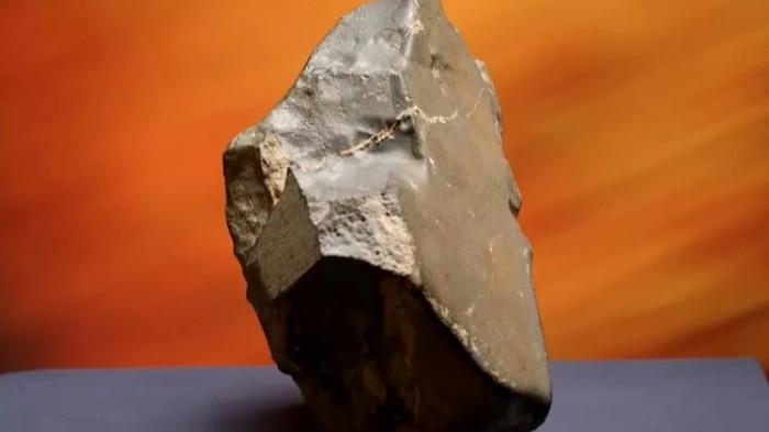 BATU BUKAN DARI BUMI - Sebongkah batu meteorit Mars berhasil dijual seharga 5,3 juta dollar AS atau sekitar Rp 86,5 miliar dalam pelelangan Sotheby’s di New York, Amerika Serikat (AS) pada Rabu (17/7/2025). Kini ia dilelang dengan harga sangat fantastis.