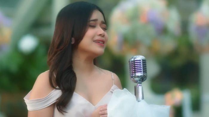 Tangkapan layar video klip lagu Sehari Lagi - Brisia Jodie