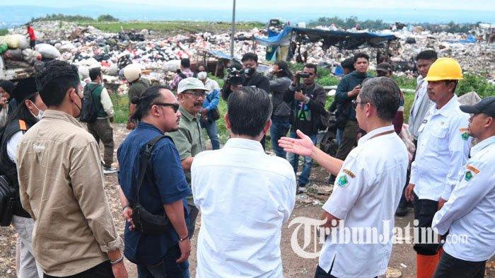 Sejumlah anggota Komisi C DPRD Kota Malang meninjau TPA Supit Urang Kota Malang, Rabu (22/1/2025). Para anggota Komisi C DPRD Kota Malang melakukan sidak TPA karena mendapat banyak masukan atau keluhan mengenai bau sampah.
