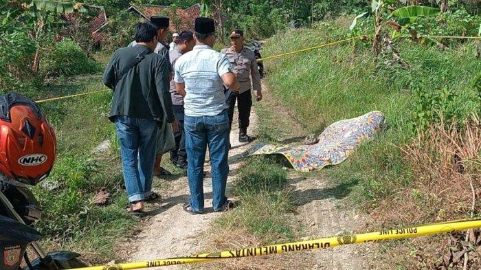 Sejumlah anggota polisi saat melakukan olah Tempat Kejadian Perkara (TKP) di Desa Planggaran Barat, Kecamatan Banyuates, Kabupaten Sampang, Madura, Selasa (1/8/2023).