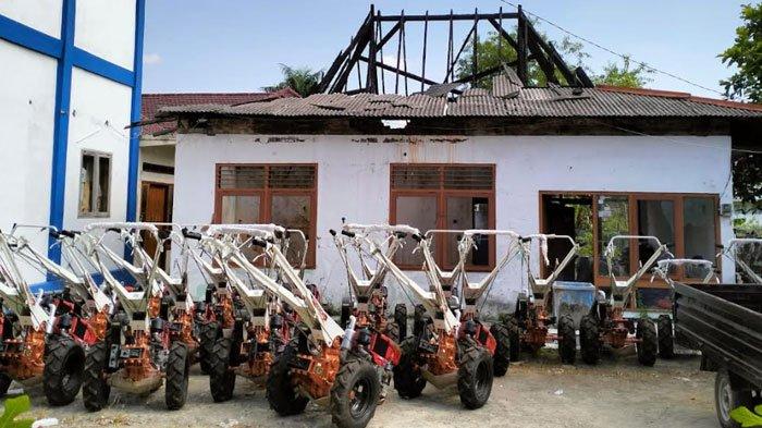 Sejumlah hand traktor terparkir di halaman belakang Dinas Pertanian dan Ketahanan Pangan (Disperta KP) Kabupaten Sampang, Madura beberapa waktu lalu